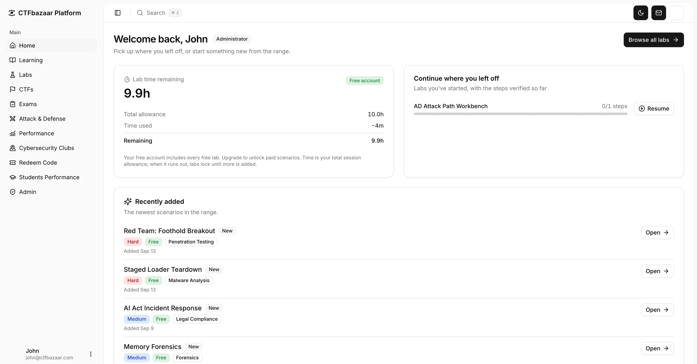 Das Cyber-Range-Dashboard: verbleibende Laborzeit eines kostenlosen Kontos, ein begonnenes Lab zum Fortsetzen und neu hinzugefügte Szenarien mit Schwierigkeits- und Themen-Tags.